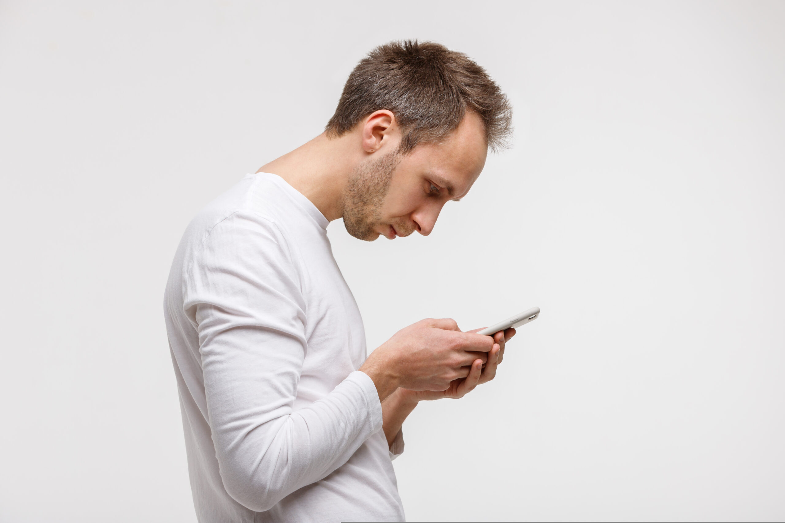 Immer mehr Nackenprobleme – wie das Smartphone unsere Haltung beeinflusst